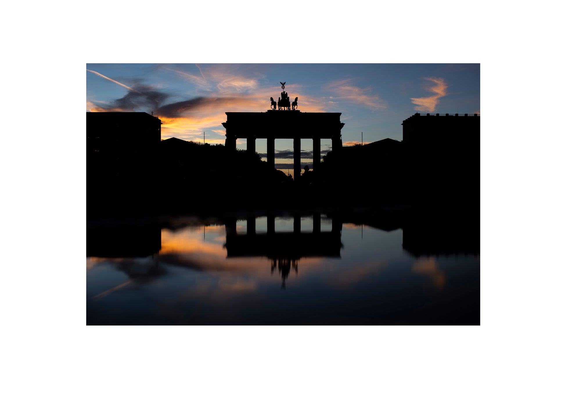 Menschenleeres Brandenburger Tor in Berlin - Fine Art Print von Florian Gaertner